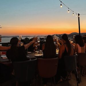 Riserva Rooftop, a Posillipo il Ferragosto è rigorosamente in bianco