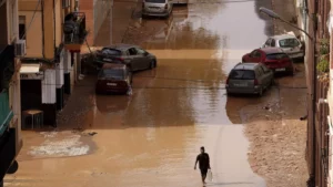 Spagna devastata dall’alluvione: Valencia in ginocchio, almeno 95 morti e decine di dispersi