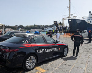 Deruba la sua ex e poi la picchia, arrestato ad Ischia