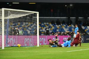 Napoli coriaceo batte la Roma 1 0: partenopei mantengono la vetta della classifica