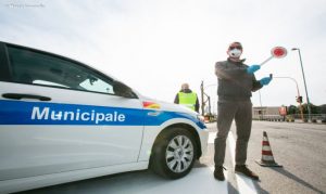 Polizia Locale: parcheggiatore abusivo senza patente danneggia due veicoli, denunciato