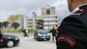 Spaccio in casa davanti ai bambini, coppia in arresto a Scampia