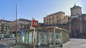 Napoli: extracomunitario aggredisce guardia e danneggia tornelli della metro di Piazza Dante, arrestato