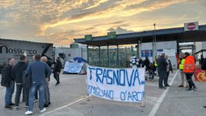 Pomigliano: la protesta dei lavoratori Trasnova mette in ginocchio Stellantis, niente pezzi e fabbrica ferma