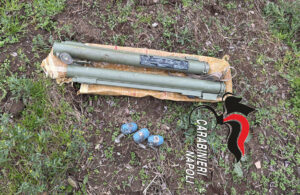 In un terreno nel Napoletano i carabinieri trovano due bazooka