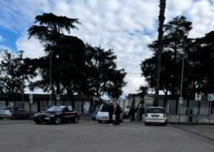 Pomigliano: revocata autorizzazione a impresa funebre, sepoltura bloccata e salma “parcheggiata” davanti al cimitero