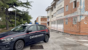 Incendio in un appartamento. Carabiniere e passante salvano un uomo