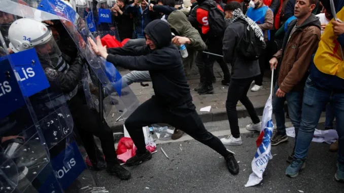 Istanbul, tensione e scontri dopo l’arresto del sindaco Imamoglu: «È un golpe»